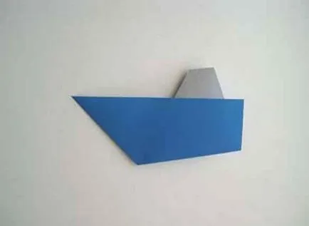 Origami barca din hârtie cu o diagramă modul de a face un catarg cu o velă și trâmbițele pentru copii