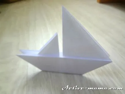 Origami barca din hârtie cu o diagramă modul de a face un catarg cu o velă și trâmbițele pentru copii