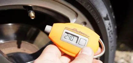 Manometru pentru măsurarea presiunii în pneuri pentru a cumpăra