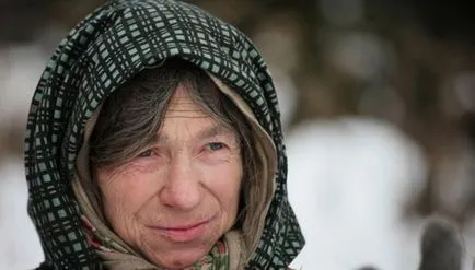 Visszahúzódó Agafia Lykov visszatartja medvék segítségével egy üres vödröt