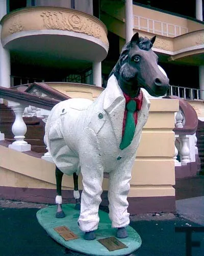 Monumentul calul într-un pardesiu, monumente din întreaga lume