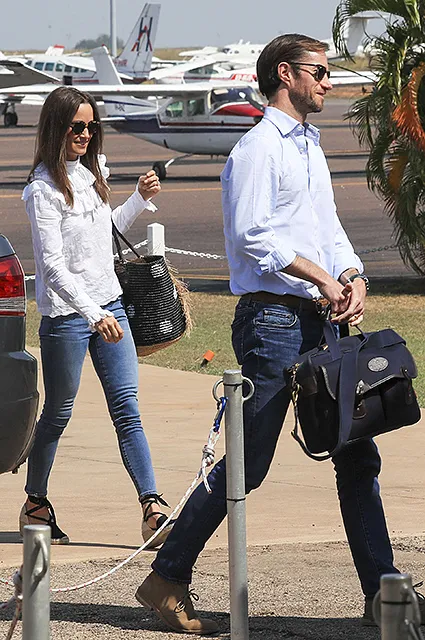 Pippa Middleton și soțul ei Dzheyms Mettyuz a zburat de la Sydney la noul loc de romantic lor