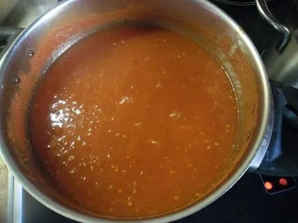 salata de castraveti într-un sos de rosii