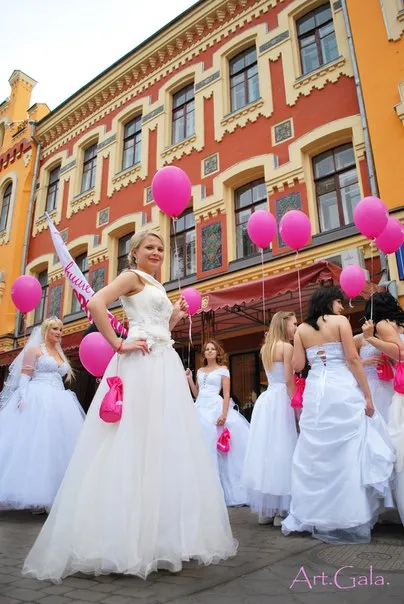 Runaway Bride cosmopolită - Voronezh, autorii luciu de școală