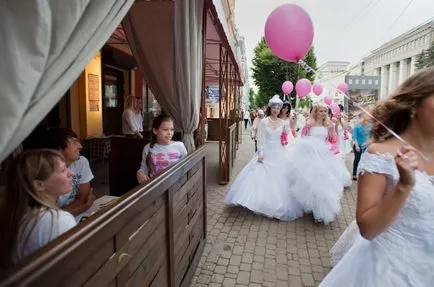 Runaway Bride cosmopolită - Voronezh, autorii luciu de școală