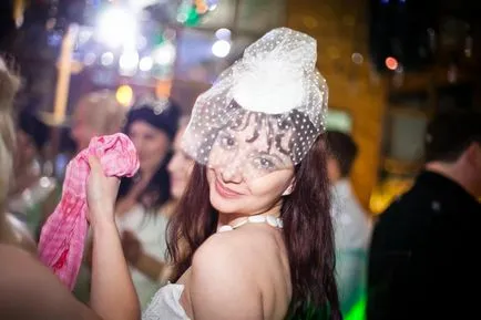 Runaway Bride cosmopolită - Voronezh, autorii luciu de școală