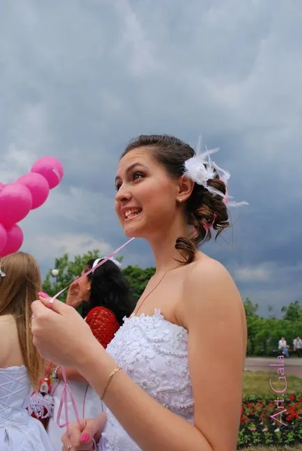 Runaway Bride cosmopolită - Voronezh, autorii luciu de școală