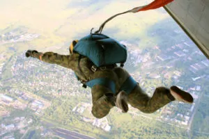 С височина от парашутисти скачане с парашут