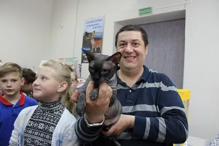 Cat krémet a társadalom összegyűlt Bobruisk Kiállítóterem, Bobruisk