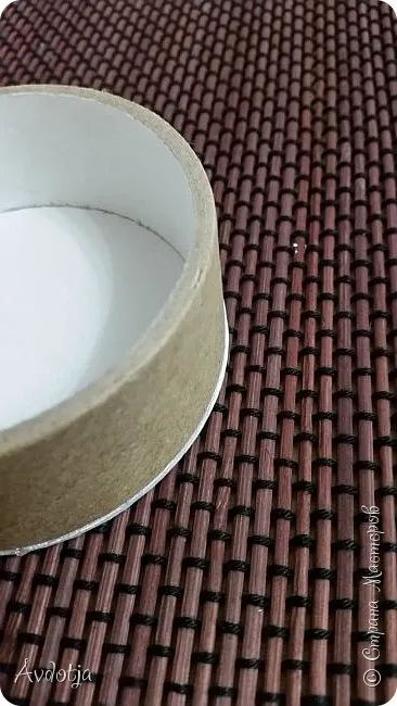 Създаване на кутия за пръстени на макарите от лента, художници страната