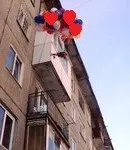 Смятате балони с хелий са в състояние да се вдигне във въздуха розетка