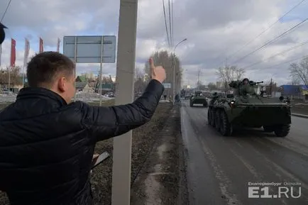 Tank légvédelmi ágyú tarack kitalálni, hogy mi a katonai felszerelések távozik egy felvonulás Jekatyerinburgban a Győzelem Napja