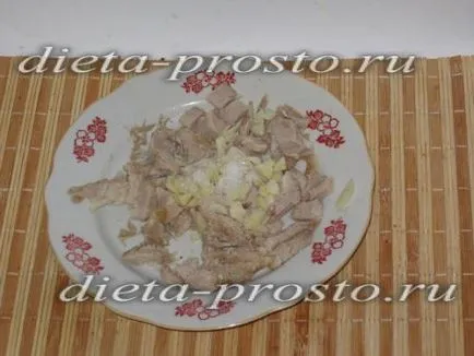 Топла салата от патладжан, месо и краставици