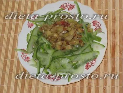 Топла салата от патладжан, месо и краставици