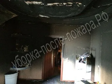 Curățarea după un incendiu într-un apartament în orașul Dzerzhinsk, a existat un incendiu puternic