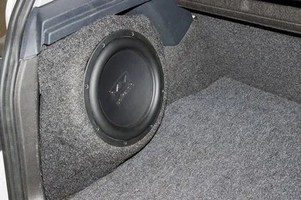 Instalați subwoofer-ul în mașină