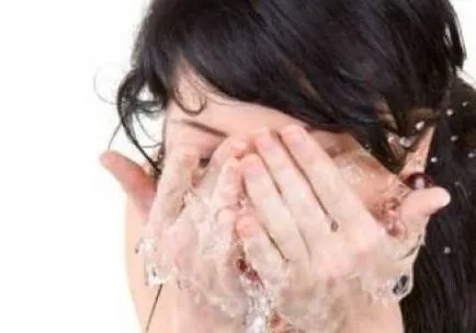 detergentul pătrunde în ochi - fie că e periculos și ce să facă