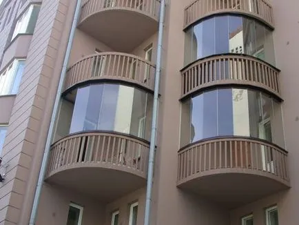 Форма на балкони в къщите на снимката и неправилна триъгълна