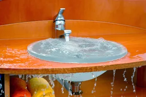 Conducta de canalizare poate fi curățat cu curățarea conductelor de canalizare și oțet, bicarbonat de sodiu, coacere sifon de curățare