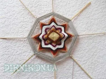 Mandala indian decorative cu propriile sale mâini