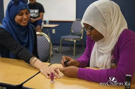 За жените мюсюлманки произвеждат лак за нокти, вода пере художник новини красота