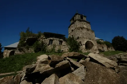 Bemegyünk a Sátán rugók, sziklák, a kolostor