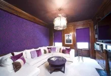 tapet de culoare violet pentru pereții din interior, fotografii și culori, modele și modele, în cameră, lumea subacvatică întunecată