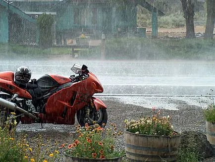 O motocicletă în ploaie și vreme vânt, motoemoto