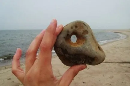 Modul în care prin găurile sunt formate din pietricele marine