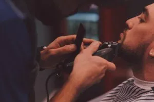 Cum să tăiați o mașină de barbă în sine