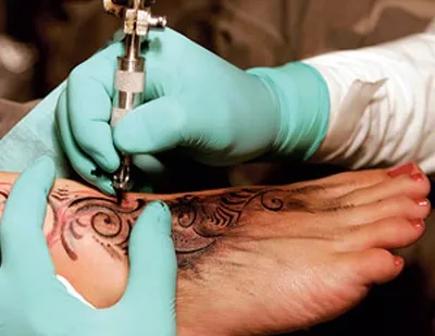 Cum să obțineți un tatuaj acasă