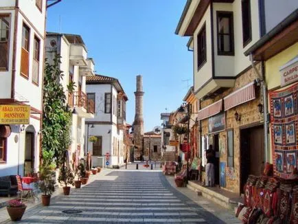 Az Antalya Kaleici történelmi negyed és a híres kikötő