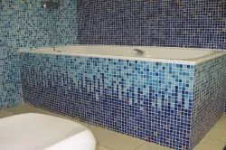 A kombináció a mozaikok és csempe a fürdőszoba és a patchwork szervezett káosz