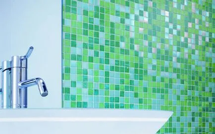 A kombináció a mozaikok és csempe a fürdőszoba és a patchwork szervezett káosz