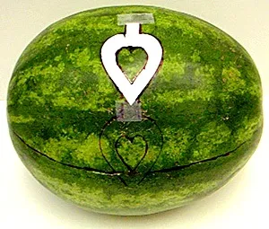 Shopping pentru fructe de pepene verde sculptură